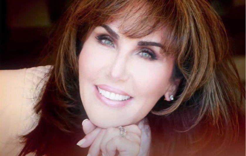 What Is Going on With Robin McGraw's Face?