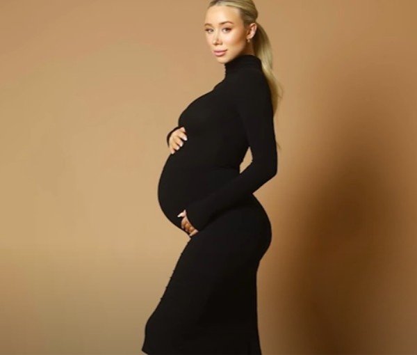 What’s the Deal with Mark Davis and His Relationships?